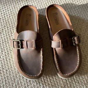 White mountain foot beds clogs 8